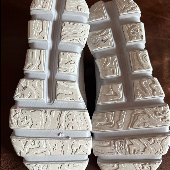 On Running Cream Sneakers with Minimalist Design - Picture 5 of 5